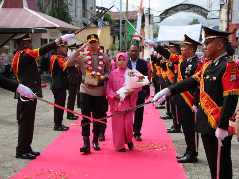 Resmi Bertugas, AKBP Naim Ishak Terima Penyambutan Adat dan Pedang Pora di Polres Fakfak – Detiktoday.com