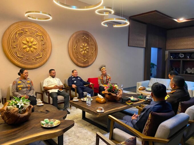 AKBP Naim Ishak Tiba Fakfak, Disambut Hangat Forkopimda sebagai Kapolres Baru – Detiktoday.com
