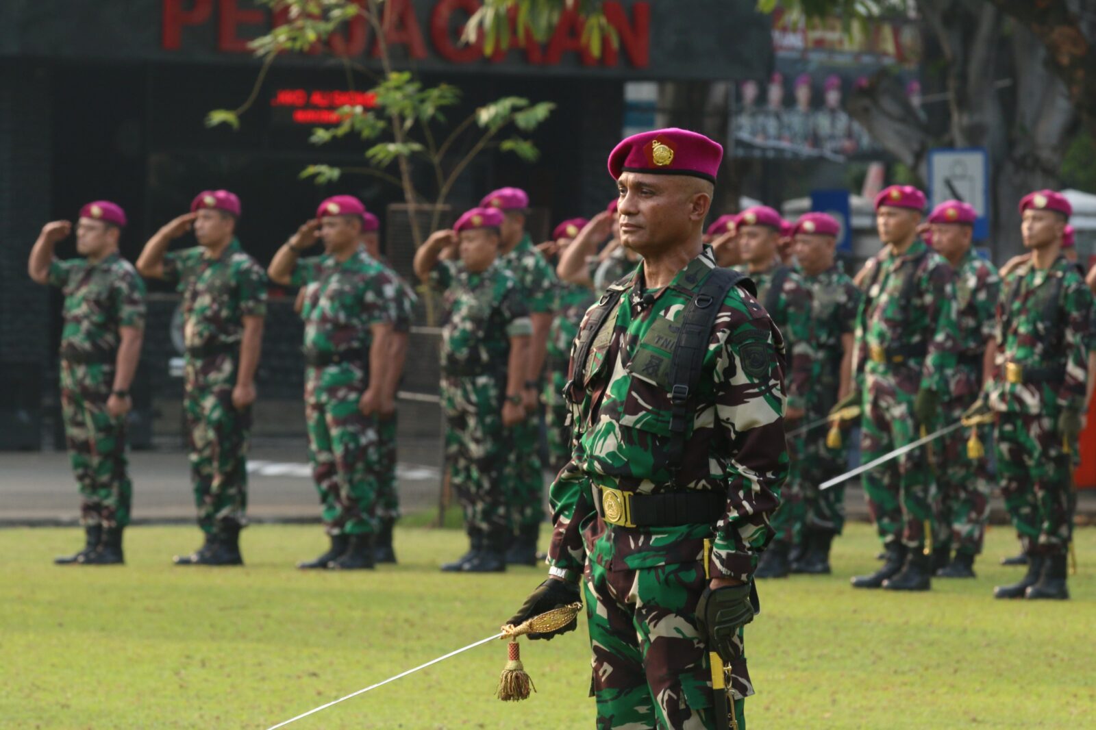 DANDENMA MAKO KORMAR PIMPIN UPACARA BENDERA, TEKANKAN NASIONALISME DAN KESELAMATAN PRAJURIT