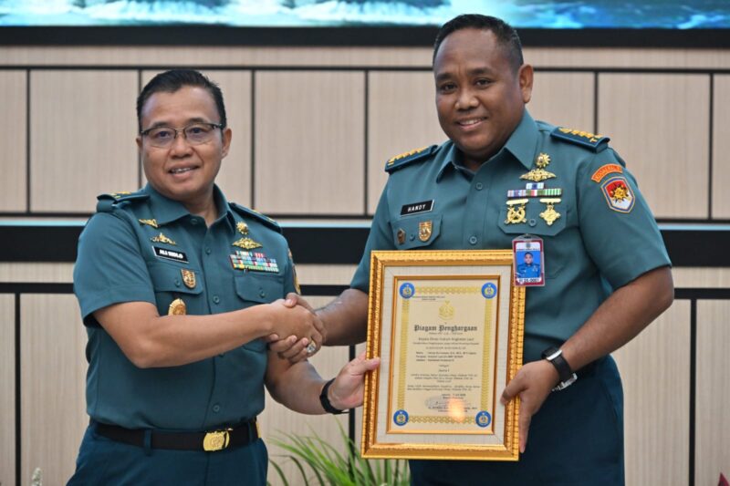 Kadiskumal Laksamana Pertama TNI Ali Ridlo, Berikan Penghargaan Juara Satu Kepada Diskum Kodaeral III di HUT Ke-4 Korps Hukum TNI AL