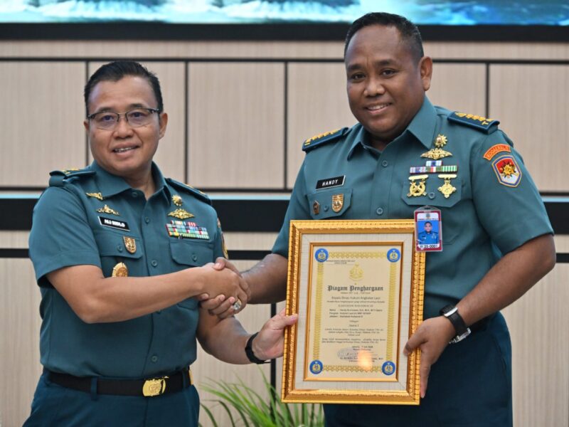 Kadiskumal Laksamana Pertama TNI Ali Ridlo, Berikan Penghargaan Juara Satu Kepada Diskum Kodaeral III di HUT Ke-4 Korps Hukum TNI AL