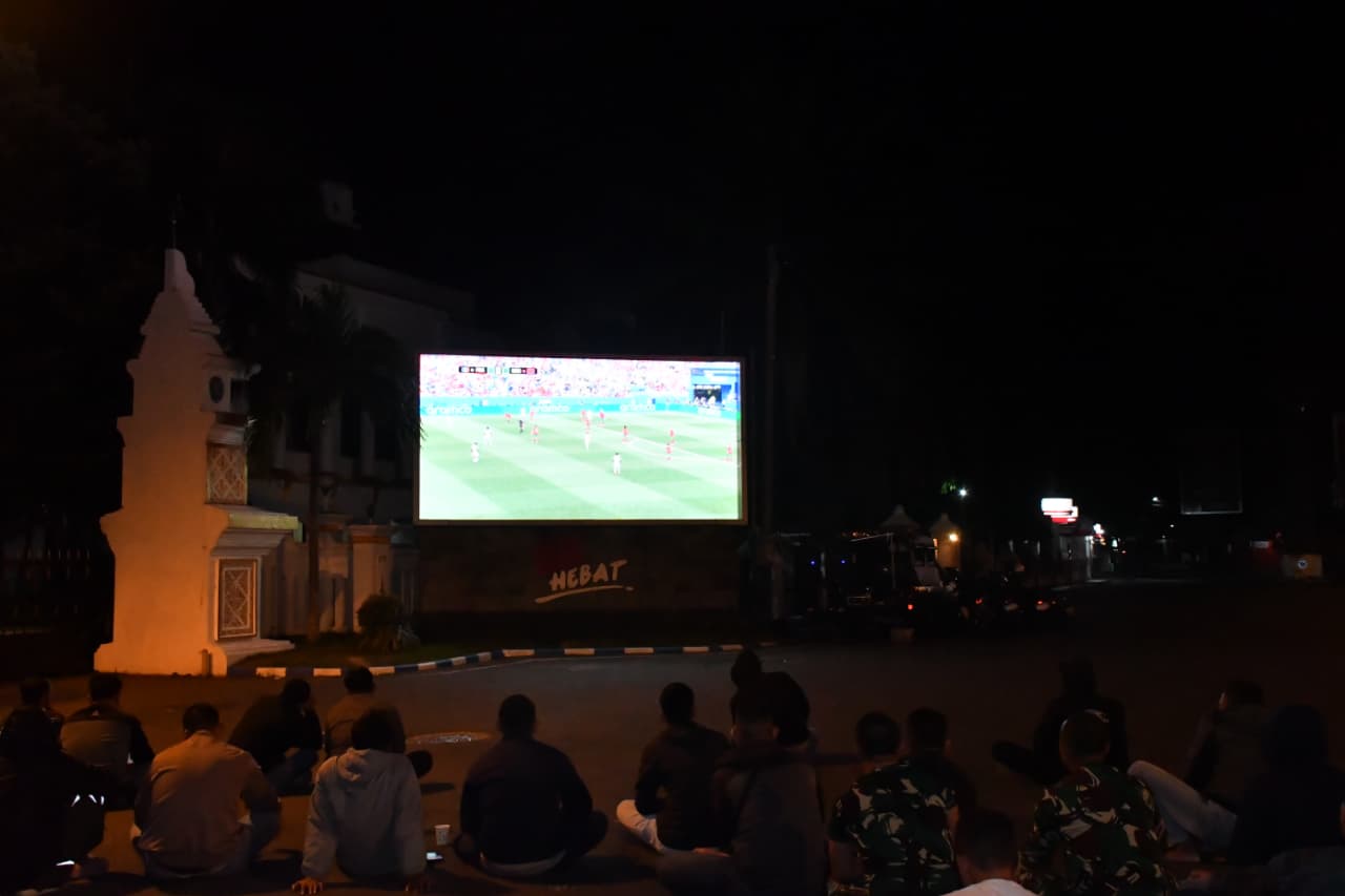 Nobar Bola Gembira TNI dan Masyarakat Ponorogo pada Perempat Final Piala Dunia 2026
