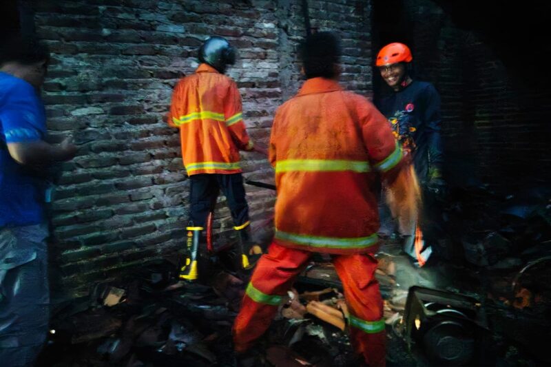 TNI-Damkar Trenggalek Berhasil Padamkan Kebakaran Rumah Warga di Panggul