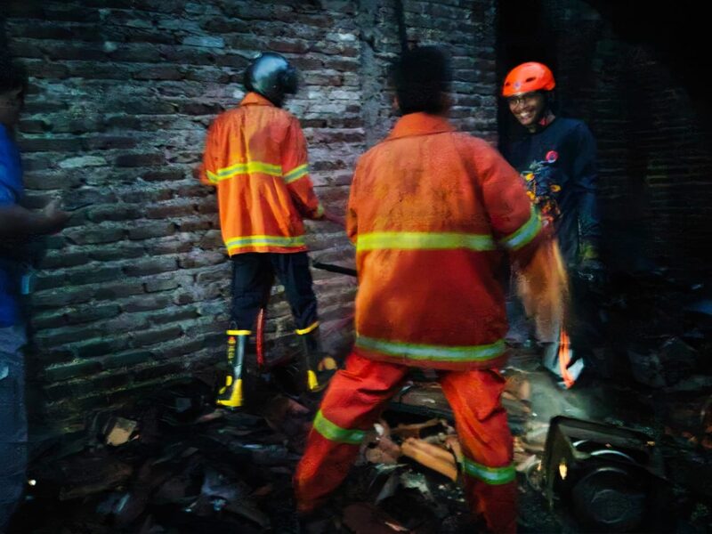 TNI-Damkar Trenggalek Berhasil Padamkan Kebakaran Rumah Warga di Panggul