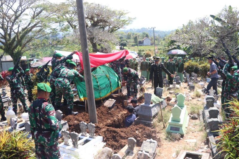 Keluarga Besar Kodim Tulungagung Berduka, Dandim Pimpin Upacara Pemakaman Militer Serka Widiyanto