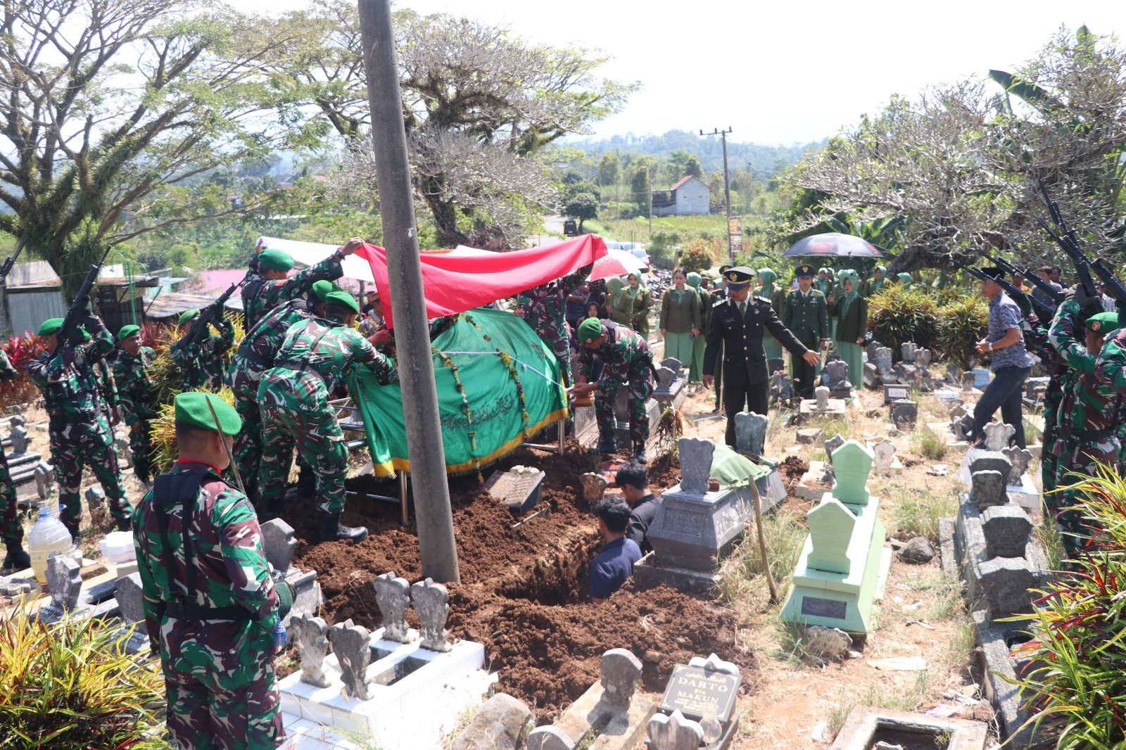 Keluarga Besar Kodim Tulungagung Berduka, Dandim Pimpin Upacara Pemakaman Militer Serka Widiyanto