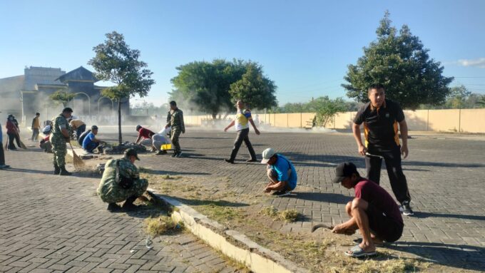 Anggota Kodim Ponorogo Bersama Unsur Terkait, Besih-Bersih di Lingkungan Monumen Bantaragin