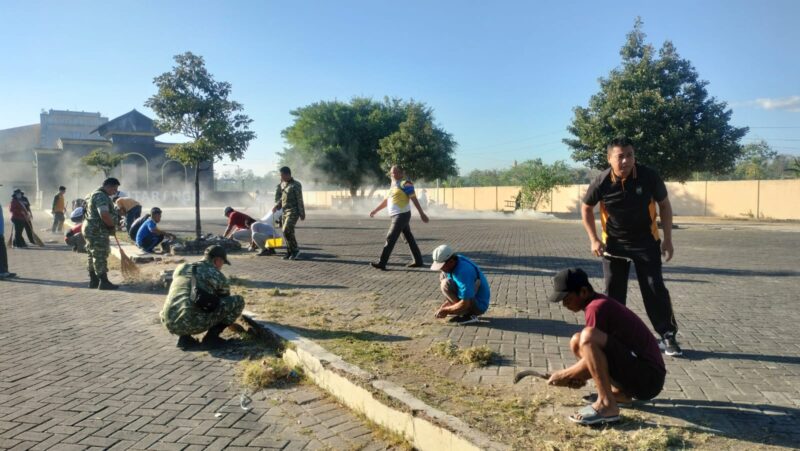 Anggota Kodim Ponorogo Bersama Unsur Terkait, Besih-Bersih di Lingkungan Monumen Bantaragin