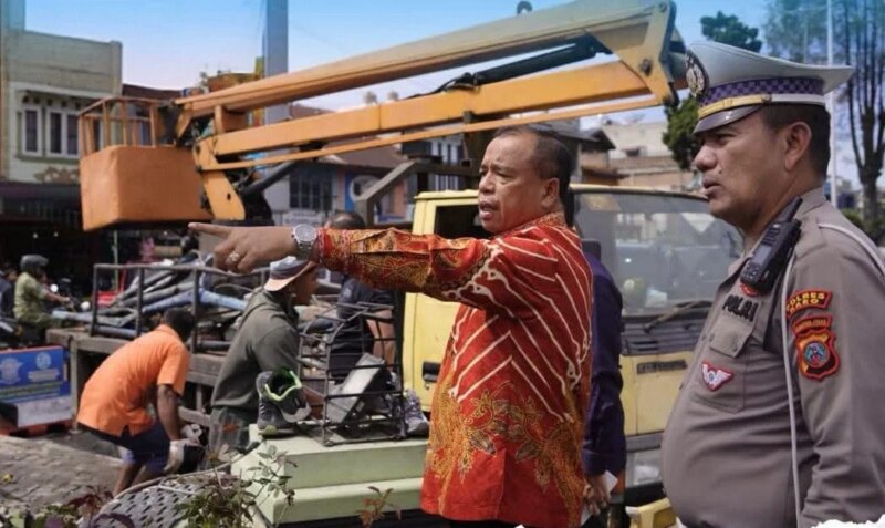 Bupati Karo Tinjau Tugu Perjuangan Berastagi yang Ditabrak Truk – Detiktoday.com