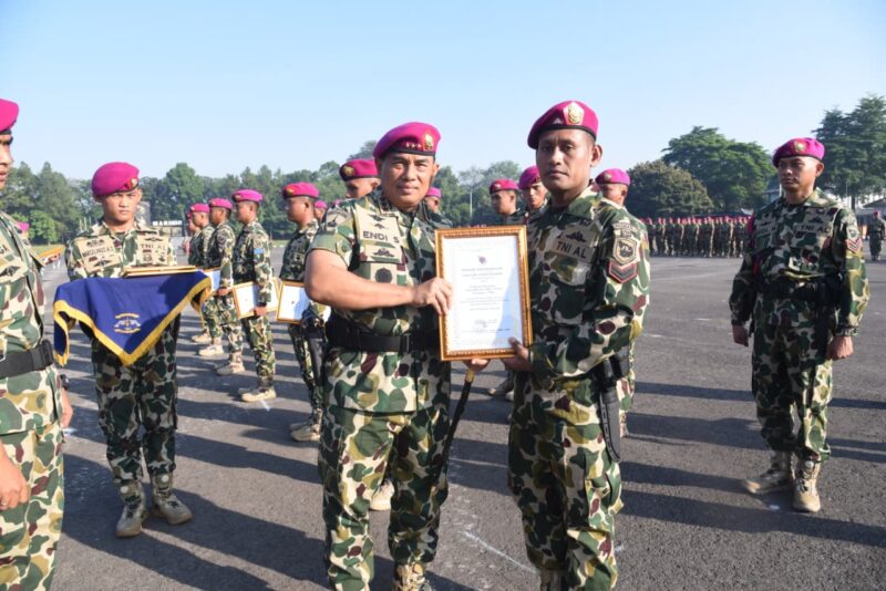 PANGKORMAR ANUGERAHKAN KPLB KEPADA PRAJURIT PENAKLUK OPM DI OPERASI BADAI KASUARI