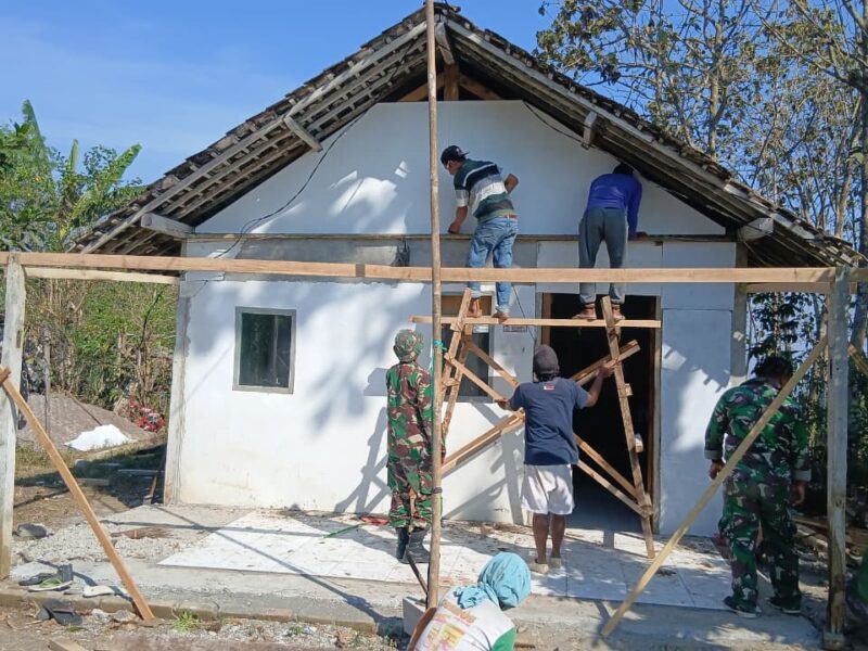 Koptu Slamet Dampingi Pengerjaan Rutilahu, Semangat Gotong-Royong Percepat Rumah Layak Huni Warga