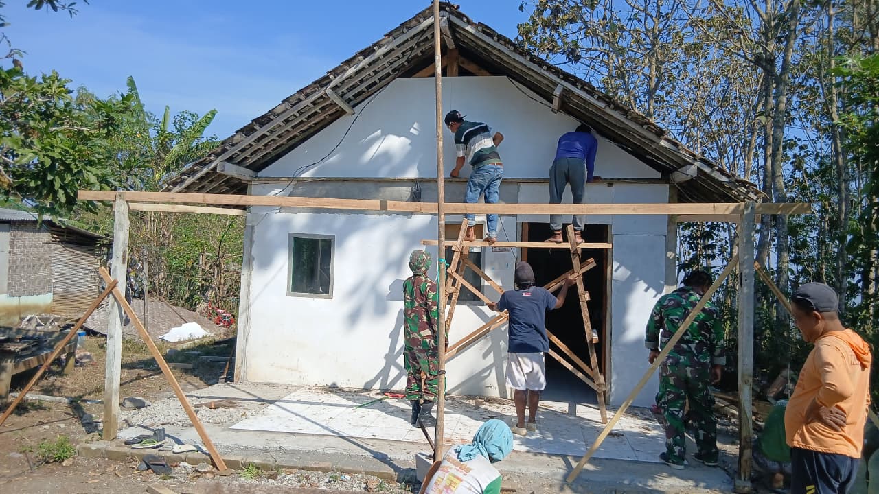 Koptu Slamet Dampingi Pengerjaan Rutilahu, Semangat Gotong-Royong Percepat Rumah Layak Huni Warga