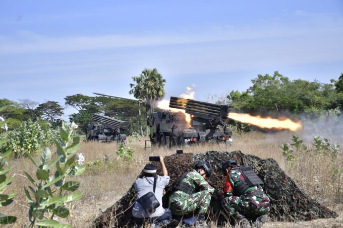 KAS KORMAR SAKSIKAN LANGSUNG UJI FUNGSI AMUNISI ROKET 122 MM DI BALURAN