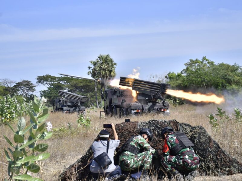 KAS KORMAR SAKSIKAN LANGSUNG UJI FUNGSI AMUNISI ROKET 122 MM DI BALURAN