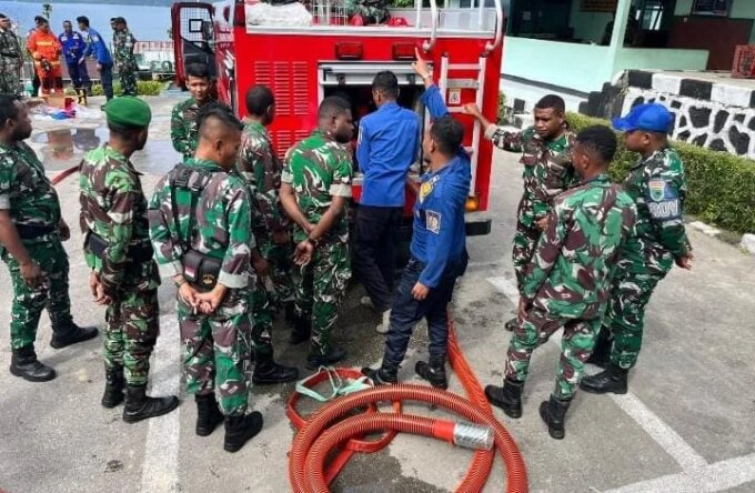 Tingkatkan Kemampuan, Prajurit Kodim 1803/Fakfak Lakukan Latihan Pengoperasian Mobil Damkar  – Detiktoday.com
