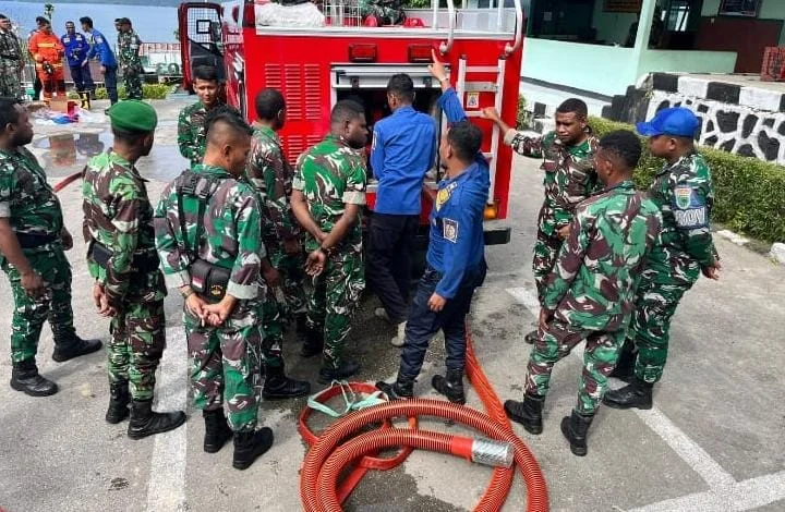 Tingkatkan Kemampuan, Prajurit Kodim 1803/Fakfak Lakukan Latihan Pengoperasian Mobil Damkar  – Detiktoday.com