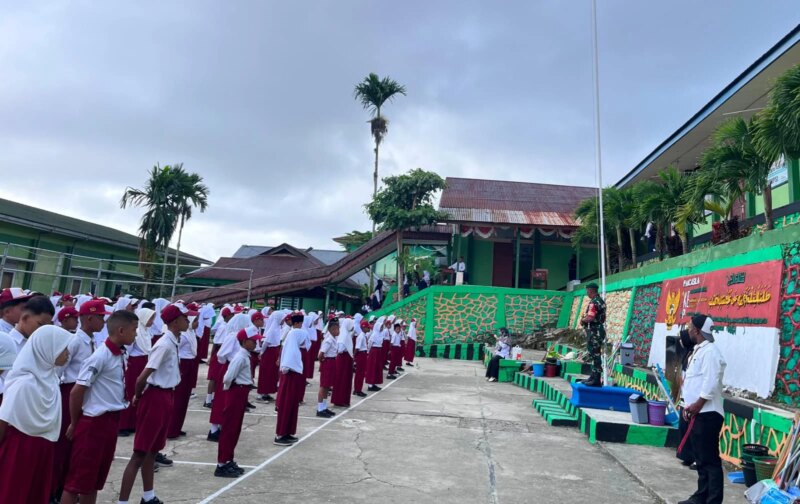 Komsos di Sekolah, Babinsa Koramil 1803-01/Fakfak Motivasi 192 Siswa Baru MTSN Fakfak – Detiktoday.com