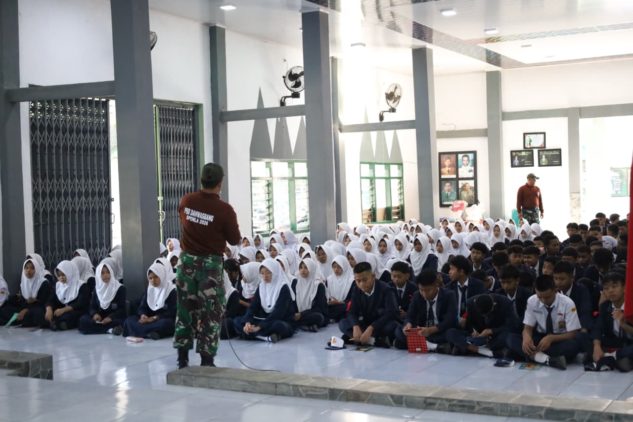 Tahun Ajaran Baru, Kodim Ponorogo Latih PBB dan Wasbang Para Siswa