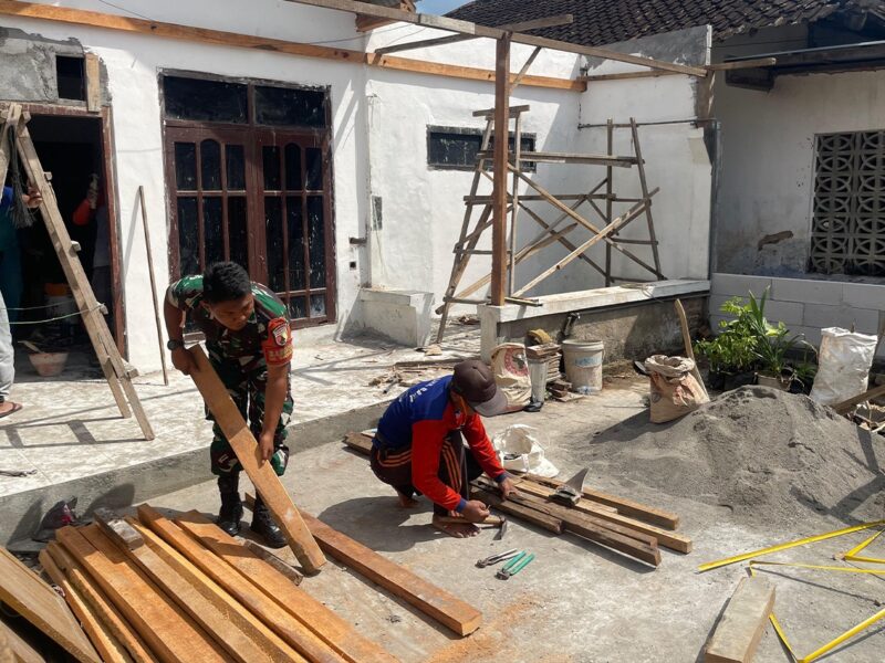 Gotong-Royong TNI Renovasi Rumah Warga Surodakan, Hadirkan Harapan Baru