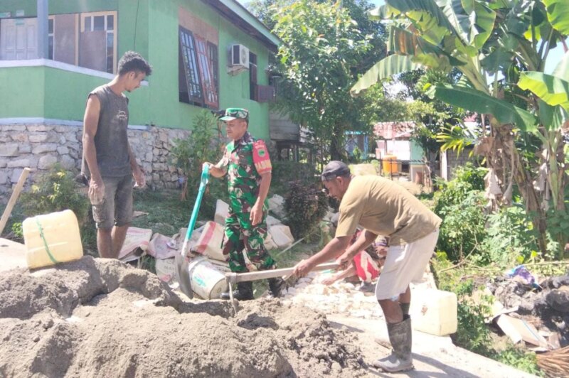 Wujud Kemanunggalan TNI, Babinsa Gotong Royong Cor Jalan Setapak Bersama Warga Nemewikarya – Detiktoday.com