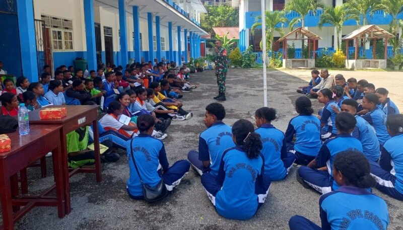 Tanamkan Disiplin, Babinsa Koramil 1803-01 Ajar PBB Siswa Baru di SMA YPK Nazaret – Detiktoday.com