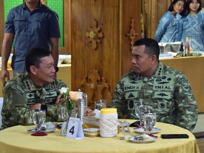 PANGKORMAR DAMPINGI PANGLIMA TNI TERIMA KUNJUNGAN SILATURAHMI KAPOLRI