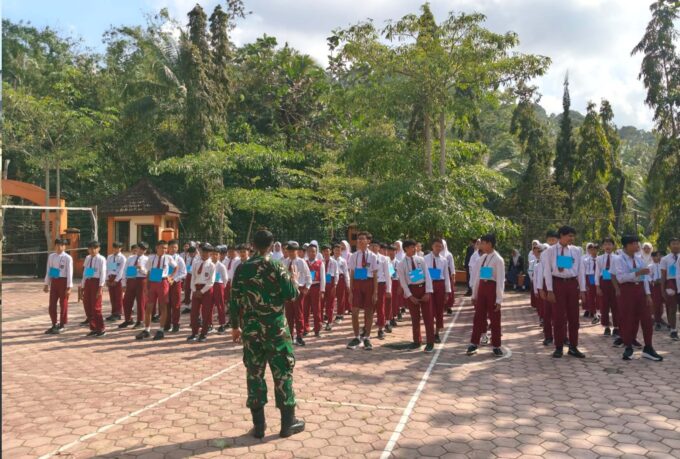TNI Tanamkan Bela Negara dan Disiplin kepada Siswa SMPN 2 Watulimo Lewat MPLS