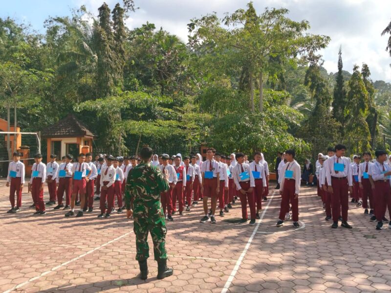 TNI Tanamkan Bela Negara dan Disiplin kepada Siswa SMPN 2 Watulimo Lewat MPLS