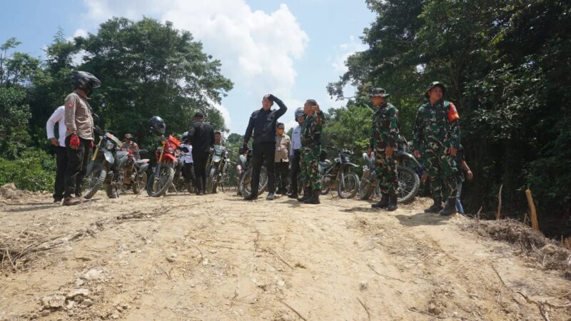 Dandim 1206 Putussibau dan Bupati Kapuas Hulu Basahi Keringat Demi Buka Jalan Harapan di Perbatasan – Detiktoday.com