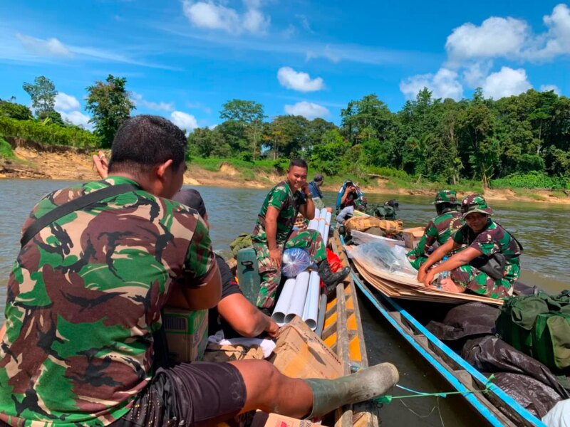 Tidak Ada Jalan, Satgas TMMD 1206 Putussibau Angkut Harapan Masyarakat Belatung Pakai Perahu  – Detiktoday.com