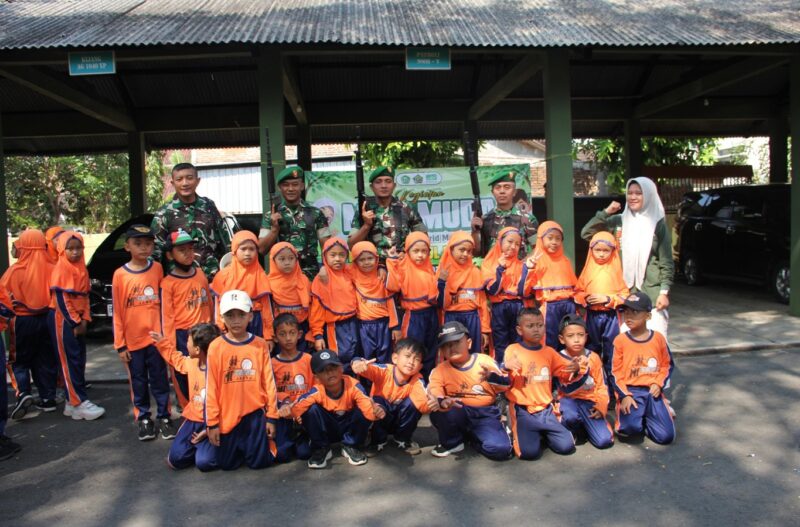 Kodim 0806/Trenggalek Hadirkan Outing Class Edukatif, Kenalkan Dunia Militer kepada Siswa MI Fastabiqul Khoirot