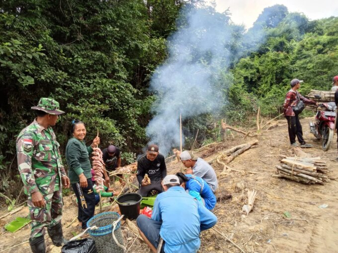 Lesehan Bareng di Tengah Debu, Rajut Kemanunggalan Lewat Makan Sehidangan di Lokasi TMMD ke – 129 – Detiktoday.com