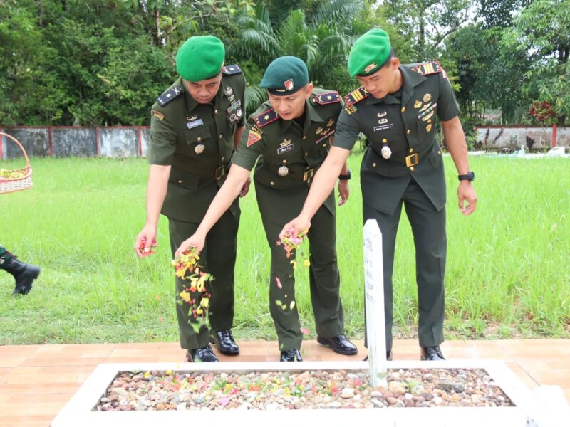 Tiga Satuan TNI di Kapuas Hulu Bersatu Tabur Bunga, Kobarkan Semangat HUT Ke-68 Kodam XII/Tanjungpura  – Detiktoday.com