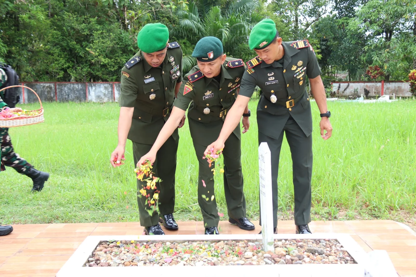 Tiga Satuan TNI di Kapuas Hulu Bersatu Tabur Bunga, Kobarkan Semangat HUT Ke-68 Kodam XII/Tanjungpura  – Detiktoday.com