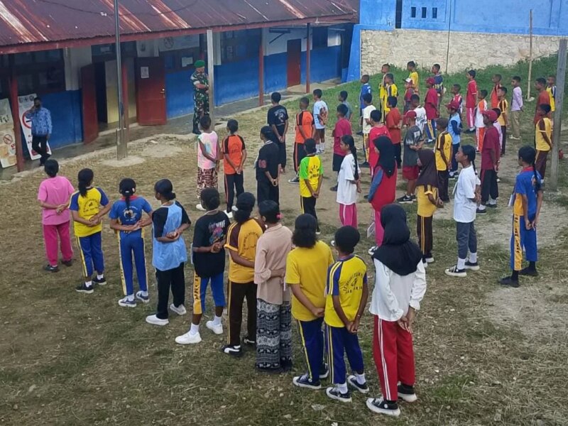 Sinergi TNI dan Sekolah, Babinsa Koramil 1803-01 Latih PBB Siswa SMPN 6 PGRI Fakfak – Detiktoday.com