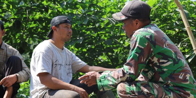 Canda dan Tawa Warnai Kebersamaan Satgas TMMD Reguler ke-129 Kodim 0708 Purworejo Bersama Warga Desa Watuduwur