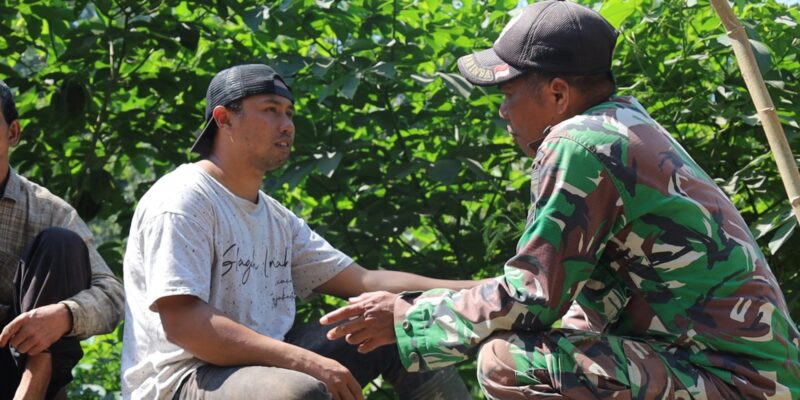 Canda dan Tawa Warnai Kebersamaan Satgas TMMD Reguler ke-129 Kodim 0708 Purworejo Bersama Warga Desa Watuduwur