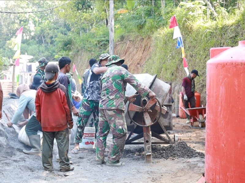Personel Satgas TMMD Bersama Warga Bahu-Membahu Mengerjakan Sasaran Fisik Pengecoran Jalan Sepanjang 1.392 Meter