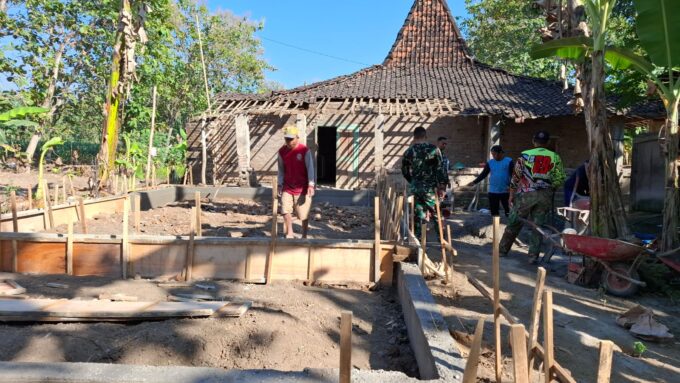 BURUH TANI INI TAK MENYANGKA RUMAHNYA AKAN DIREHAB