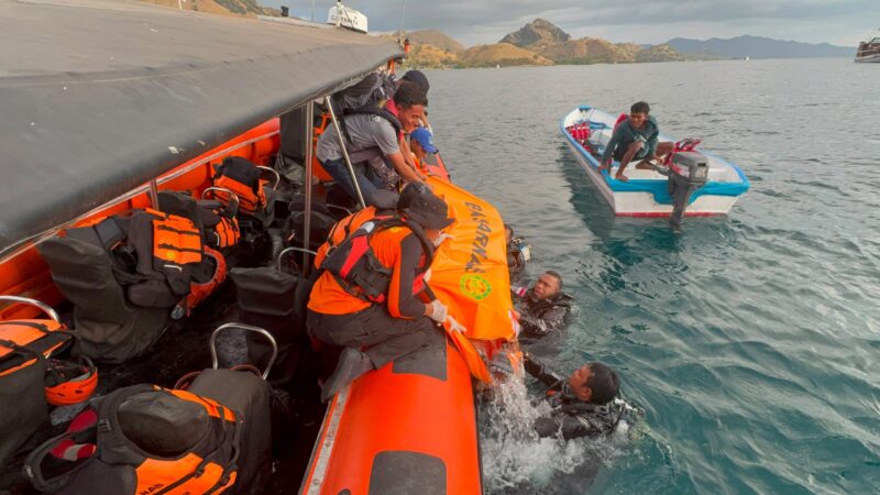 TNI AL LANAL LABUAN BAJO BERSAMA TIM SAR GABUNGAN EVAKUASI WISATAWAN TENGGELAM DI PERAIRAN PULAU KELOR