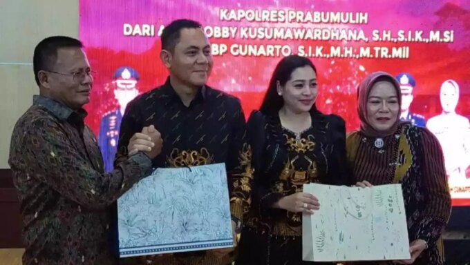 Kenal Pamit Kapolres, Istri Wali Kota Prabumulih Berikan Hadiah ke Wina Bobby – Detiktoday.com