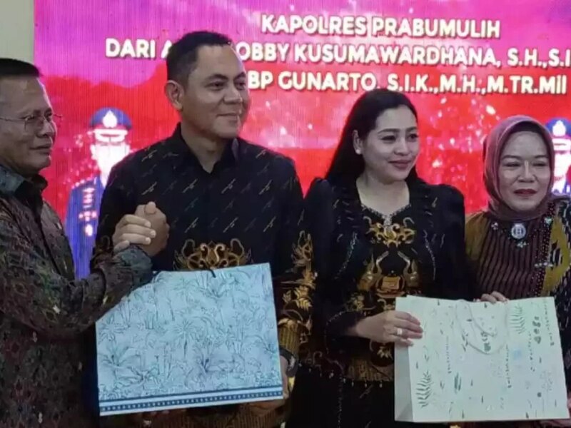 Kenal Pamit Kapolres, Istri Wali Kota Prabumulih Berikan Hadiah ke Wina Bobby – Detiktoday.com