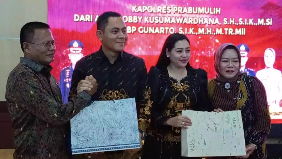 Kenal Pamit Kapolres, Istri Wali Kota Prabumulih Berikan Hadiah ke Wina Bobby – Detiktoday.com