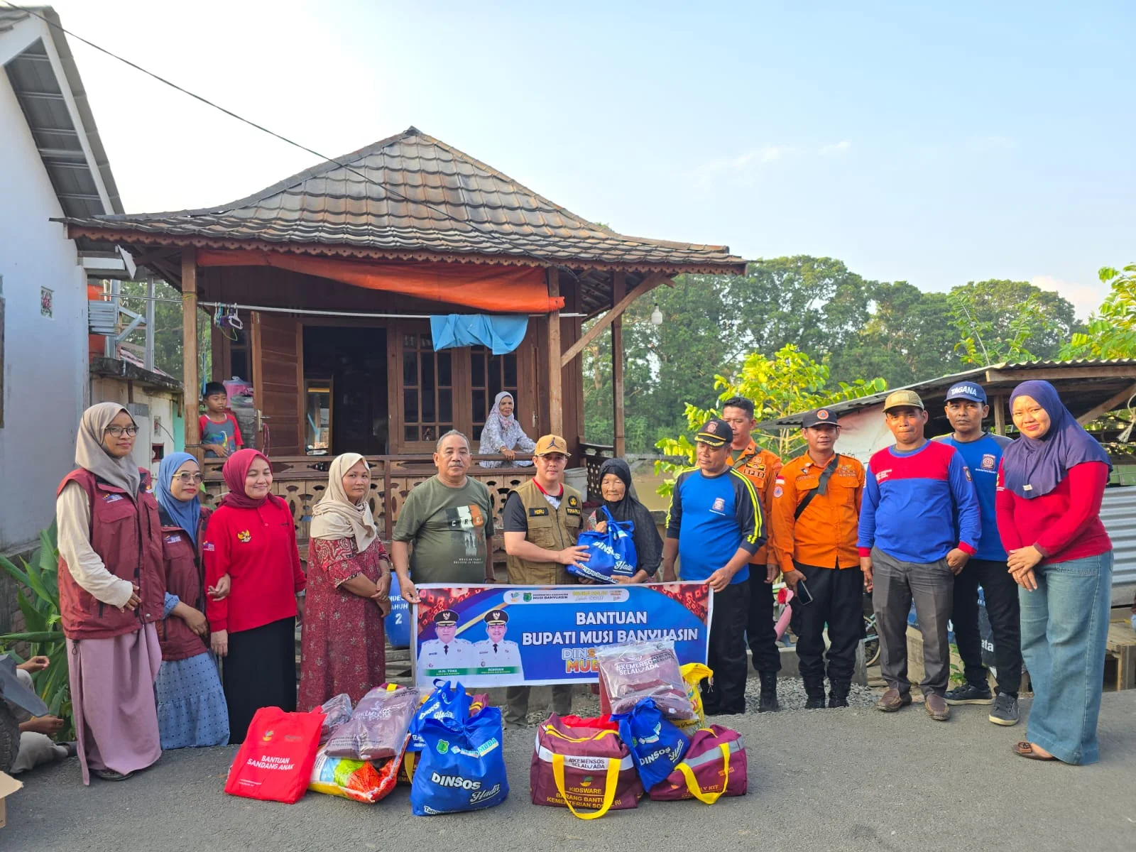 Rumah Warga Longsor di Lais, Bupati HM Toha Tohet Perintahkan Penanganan Darurat dan Bantuan Korban – Detiktoday.com