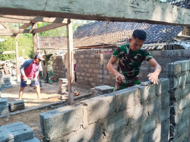 Serda Pitoyo Anggota Satgas TMMD Tersebut Dengan Cekatan Mengerjakan Pembangunan Rumah Tidak Layak Huni (RTLH) Milik Mahyadi