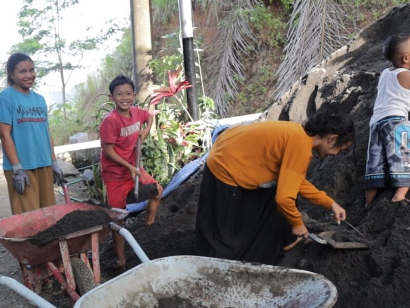 Meskipun Masih Berusia Belia, Anak-Anak Dengan Penuh Semangat Turut Membantu Kegiatan Fisik Pengecoran Jalan Bersama Anggota Satgas TMMD dan Warga