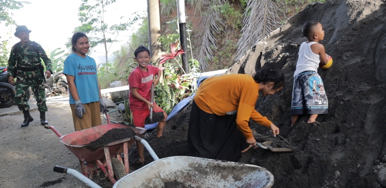 Meskipun Masih Berusia Belia, Anak-Anak Dengan Penuh Semangat Turut Membantu Kegiatan Fisik Pengecoran Jalan Bersama Anggota Satgas TMMD dan Warga