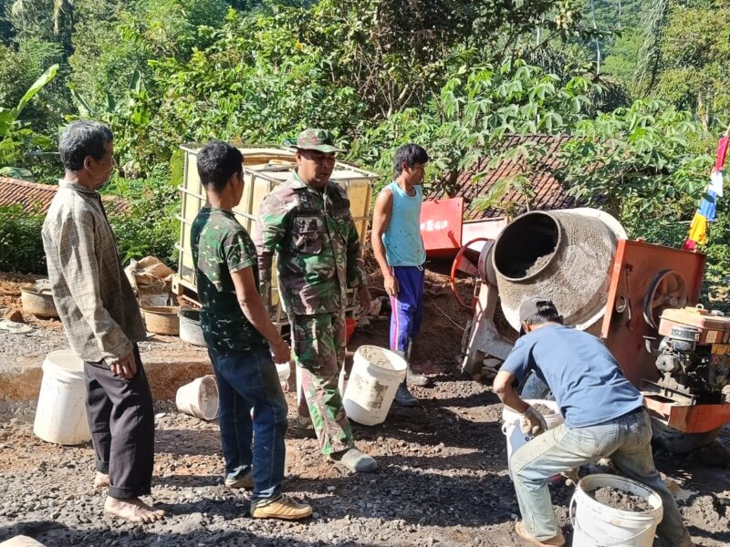 Meski di Hari Libur, Personel Satgas TMMD Tetap Bahu-Membahu Melanjutkan Pengerjaan Sasaran Fisik Berupa Pengecoran Jalan Yang Menjadi Akses Penghubung Dua Kecamatan