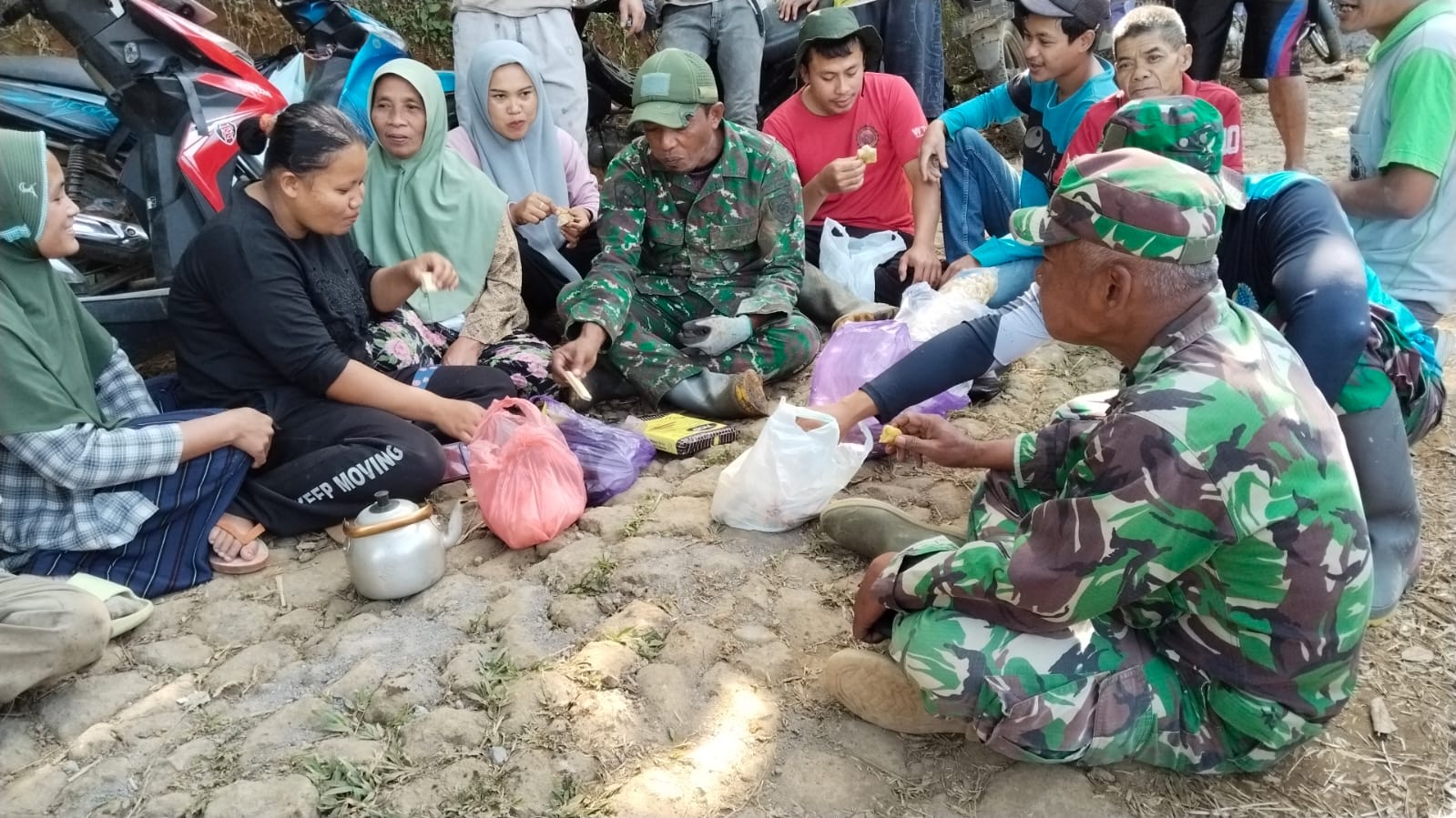 Hangatnya Kebersamaan Satgas TMMD dan Warga, Nikmati Kuliner Khas Watuduwur di Tengah Pengabdian