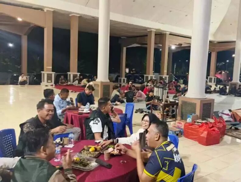 Laga Seru Final Piala Dunia, Wali Kota Prabumulih dan Sekda Nobar dengan Masyarakat – Detiktoday.com